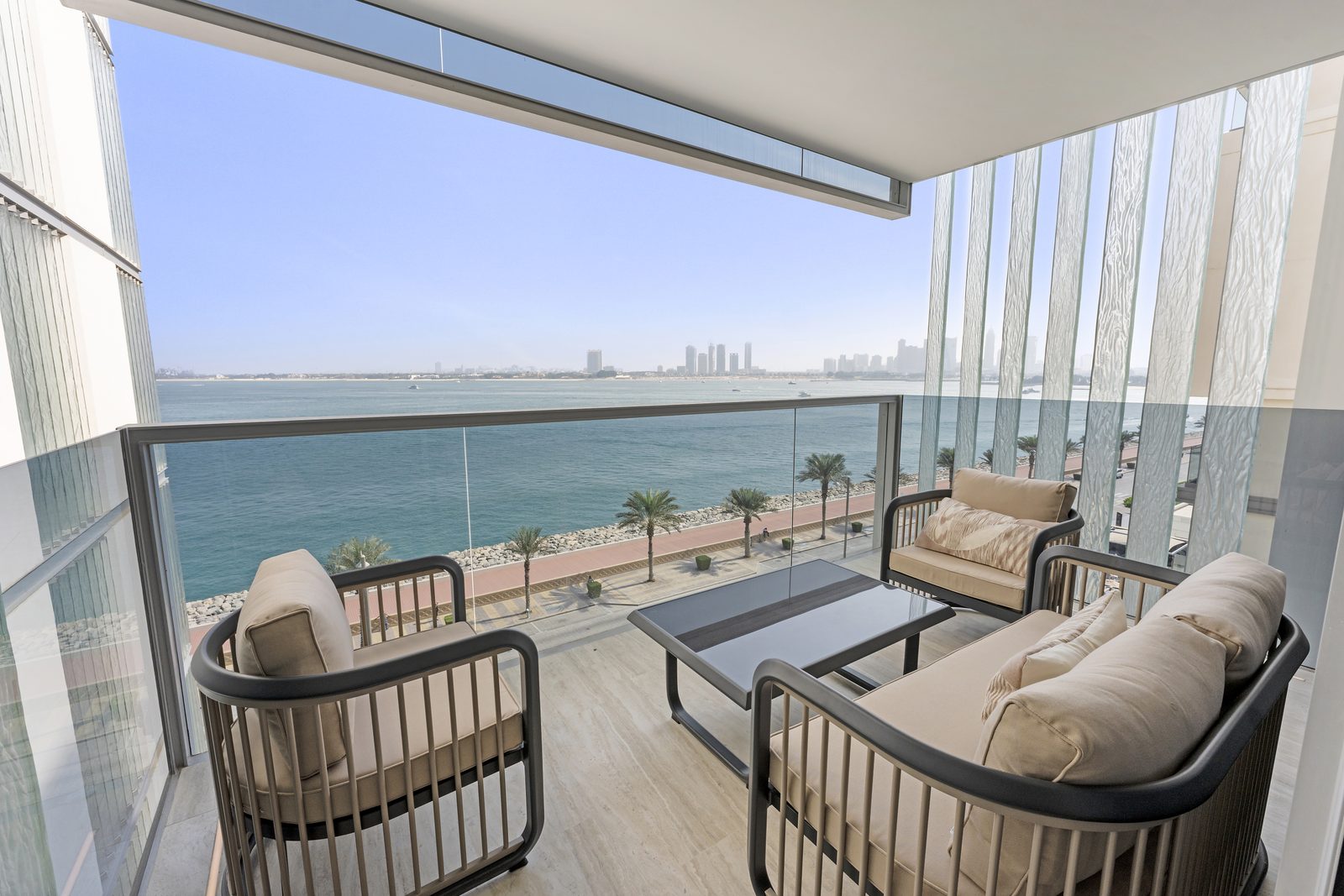 Luxury Dubai holiday home — Palm Jumeirah view